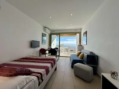 Un ou plusieurs lits dans un hébergement de l'établissement Studio moderne, 2 couchages, climatisé avec parking à Villeneuve Loubet Plage - FR-1-252A-19