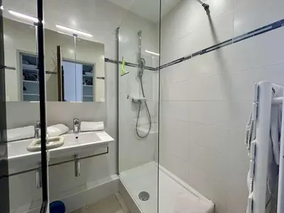 Salle de bains dans l'établissement Studio moderne, 2 couchages, climatisé avec parking à Villeneuve Loubet Plage - FR-1-252A-19