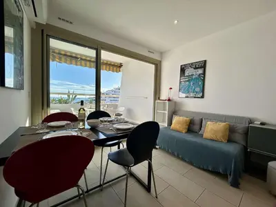 Coin salon dans l'établissement Studio moderne, 2 couchages, climatisé avec parking à Villeneuve Loubet Plage - FR-1-252A-19