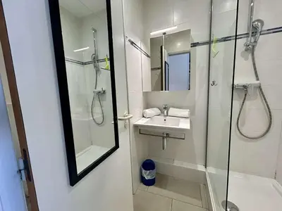 Salle de bains dans l'établissement Studio moderne, 2 couchages, climatisé avec parking à Villeneuve Loubet Plage - FR-1-252A-19