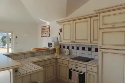 Cuisine ou kitchenette dans l'établissement Spacious and bright flat Downtown and Beaches - Swimming Pool