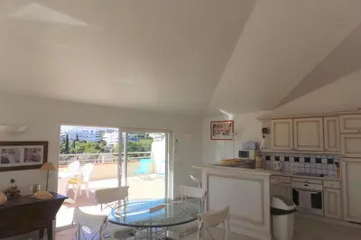 Cuisine ou kitchenette dans l'établissement Spacious and bright flat Downtown and Beaches - Swimming Pool