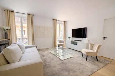 Télévision ou salle de divertissement dans l'établissement Luxueux 3 pièces de 80m2 -2 chambres, 2 salles de bain- A 1mn de la Croisette et des plages