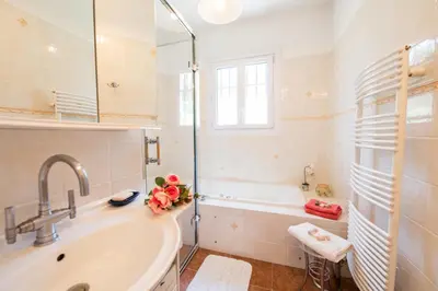 Salle de bains dans l'établissement VILLA LES ONDES VI4120
