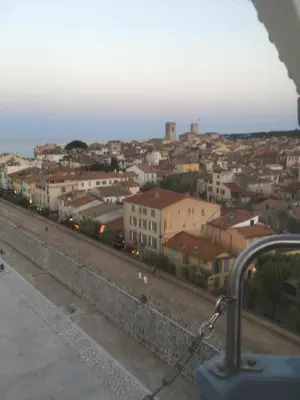 Vue générale sur Antibes ou vue de la ville depuis l'appartement