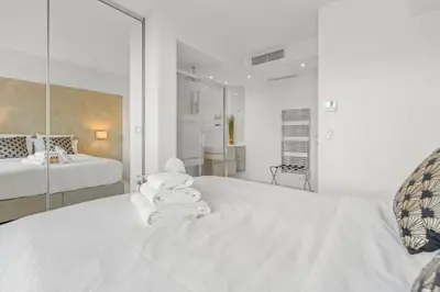 Un ou plusieurs lits dans un hébergement de l'établissement REF 1181 - Cannes Croisette - Sea view apartment for rent