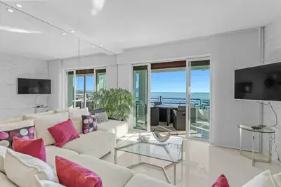 Télévision ou salle de divertissement dans l'établissement REF 1181 - Cannes Croisette - Sea view apartment for rent