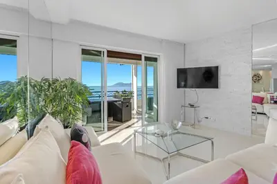 Télévision ou salle de divertissement dans l'établissement REF 1181 - Cannes Croisette - Sea view apartment for rent