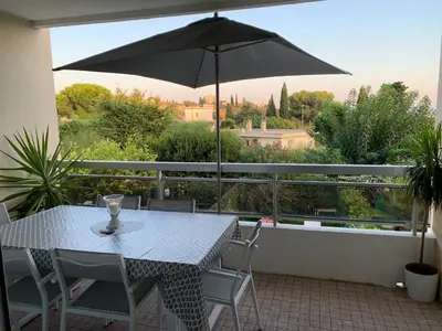 Balcon ou terrasse dans l'établissement Superbe 2 pièces moderne refait à neuf, PISCINE !