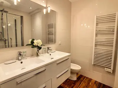 Salle de bains dans l'établissement Grand studio cabine à côté des plages NER634