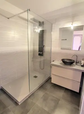 Salle de bains dans l'établissement Le Windsor 2P DET2002