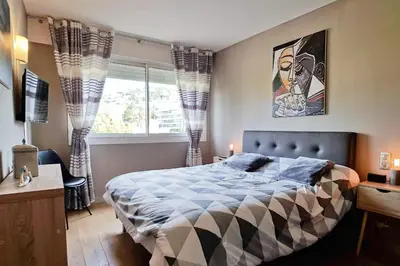Un ou plusieurs lits dans un hébergement de l'établissement 4-Room Apartment with Terrace & Sea View 5-Minute Walk to the Beach