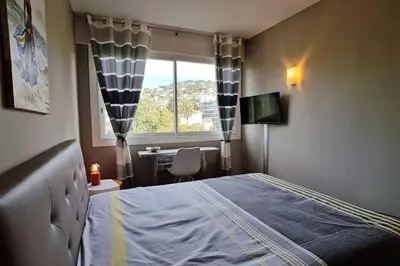 Un ou plusieurs lits dans un hébergement de l'établissement 4-Room Apartment with Terrace & Sea View 5-Minute Walk to the Beach