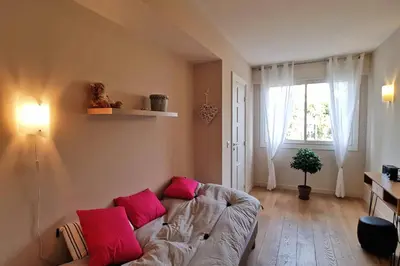 Coin salon dans l'établissement 4-Room Apartment with Terrace & Sea View 5-Minute Walk to the Beach