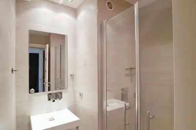 Salle de bains dans l'établissement 4-Room Apartment with Terrace & Sea View 5-Minute Walk to the Beach