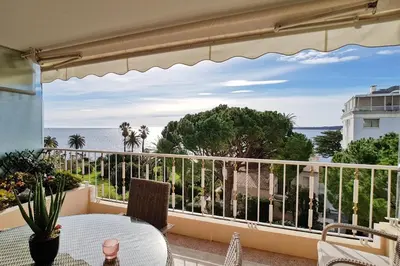Balcon ou terrasse dans l'établissement 4-Room Apartment with Terrace & Sea View 5-Minute Walk to the Beach