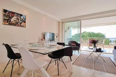 Coin salon dans l'établissement 4-Room Apartment with Terrace & Sea View 5-Minute Walk to the Beach