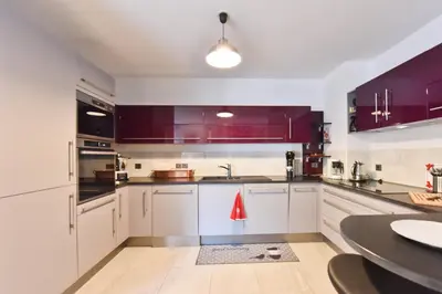 Cuisine ou kitchenette dans l'établissement 2-Br with Terrace and Pool in the Heart of Palm Beach
