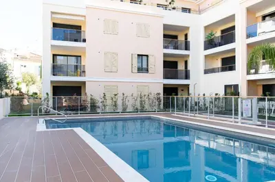Piscine de l'établissement 2-Br with Terrace and Pool in the Heart of Palm Beach ou située à proximité