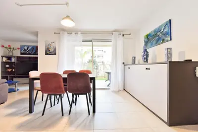 Cuisine ou kitchenette dans l'établissement 2-Br with Terrace and Pool in the Heart of Palm Beach