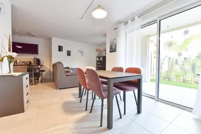 Cuisine ou kitchenette dans l'établissement 2-Br with Terrace and Pool in the Heart of Palm Beach