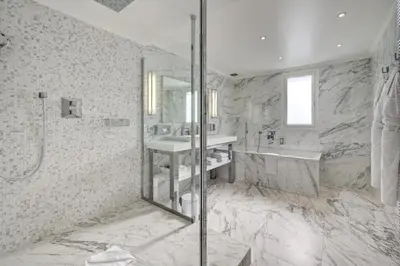Salle de bains dans l'établissement Juliana Hotel Cannes