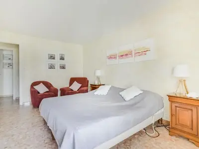 Un ou plusieurs lits dans un hébergement de l'établissement Apartment Reine Astrid-3 by Interhome