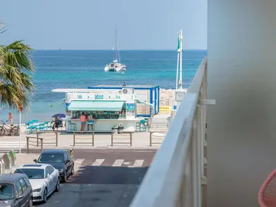 Vue générale sur la mer ou vue sur la mer prise depuis l'appartement