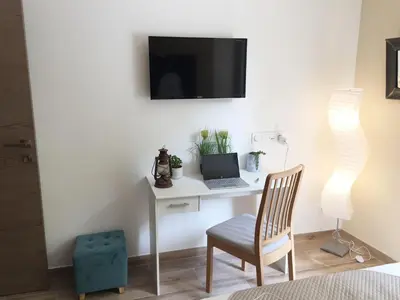 Télévision ou salle de divertissement dans l'établissement Les Rivages du Soleil- Rivierabookin g-Juan les Pins