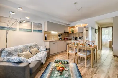 Cuisine ou kitchenette dans l'établissement Les Rivages du Soleil- Rivierabookin g-Juan les Pins