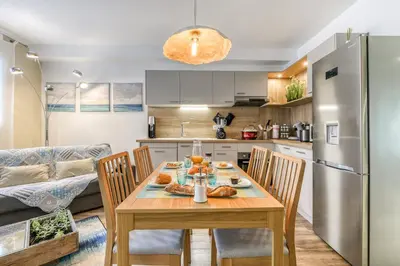 Cuisine ou kitchenette dans l'établissement Les Rivages du Soleil- Rivierabookin g-Juan les Pins