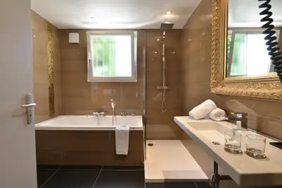 Salle de bains dans l'établissement Hôtel La Villa Cannes