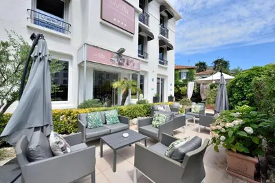 Coin salon dans l'établissement Hôtel La Villa Cannes