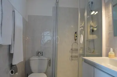 Salle de bains dans l'établissement ATH hôtel Athénée