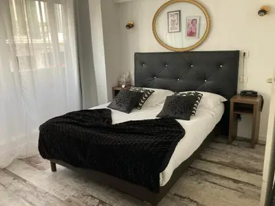 Un ou plusieurs lits dans un hébergement de l'établissement ATH hôtel Athénée
