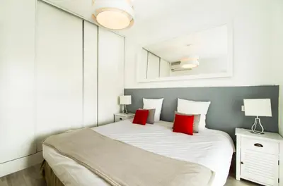 Un ou plusieurs lits dans un hébergement de l'établissement Florella République Apartment
