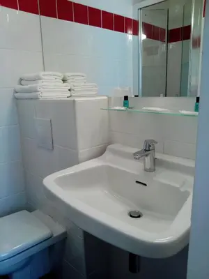 Salle de bains dans l'établissement Hôtel Brimer Cannes