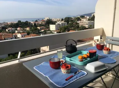 Balcon ou terrasse dans l'établissement appartement vue mer panoramique