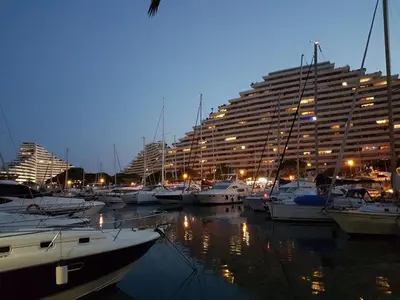 Vue générale sur Villeneuve-Loubet ou vue de la ville depuis l'appartement