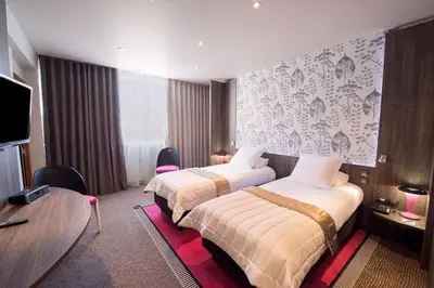 Un ou plusieurs lits dans un hébergement de l'établissement Best Western Premier Le Patio des Artistes Wellness Jacuzzi