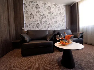 Coin salon dans l'établissement Best Western Premier Le Patio des Artistes Wellness Jacuzzi