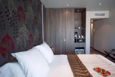 Un ou plusieurs lits dans un hébergement de l'établissement Best Western Premier Le Patio des Artistes Wellness Jacuzzi