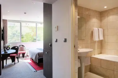 Salle de bains dans l'établissement Best Western Premier Le Patio des Artistes Wellness Jacuzzi