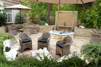 Jardin de l'établissement Best Western Premier Le Patio des Artistes Wellness Jacuzzi