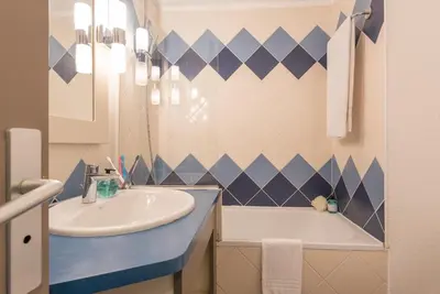 Salle de bains dans l'établissement Résidence Pierre & Vacances La Rostagne
