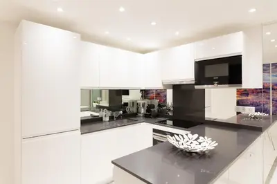 Cuisine ou kitchenette dans l'établissement On La Croisette: new 2 bedrooms with sea view