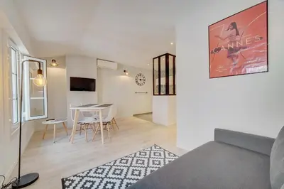 Télévision ou salle de divertissement dans l'établissement IMMOGROOM - AC - 5min from the beaches 8 min from Palais
