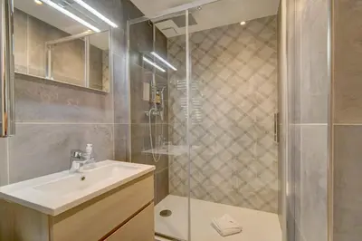 Salle de bains dans l'établissement IMMOGROOM - AC - 5min from the beaches 8 min from Palais
