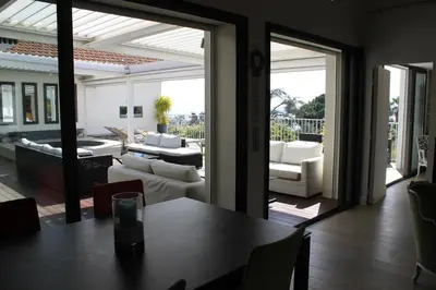 Coin salon dans l'établissement Rooftop grande terrasse jacuzzi vue mer