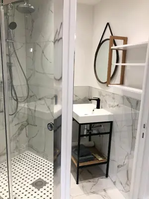 Salle de bains dans l'établissement Studio contemporain à Cannes avec terrasse et parking - 35 m²